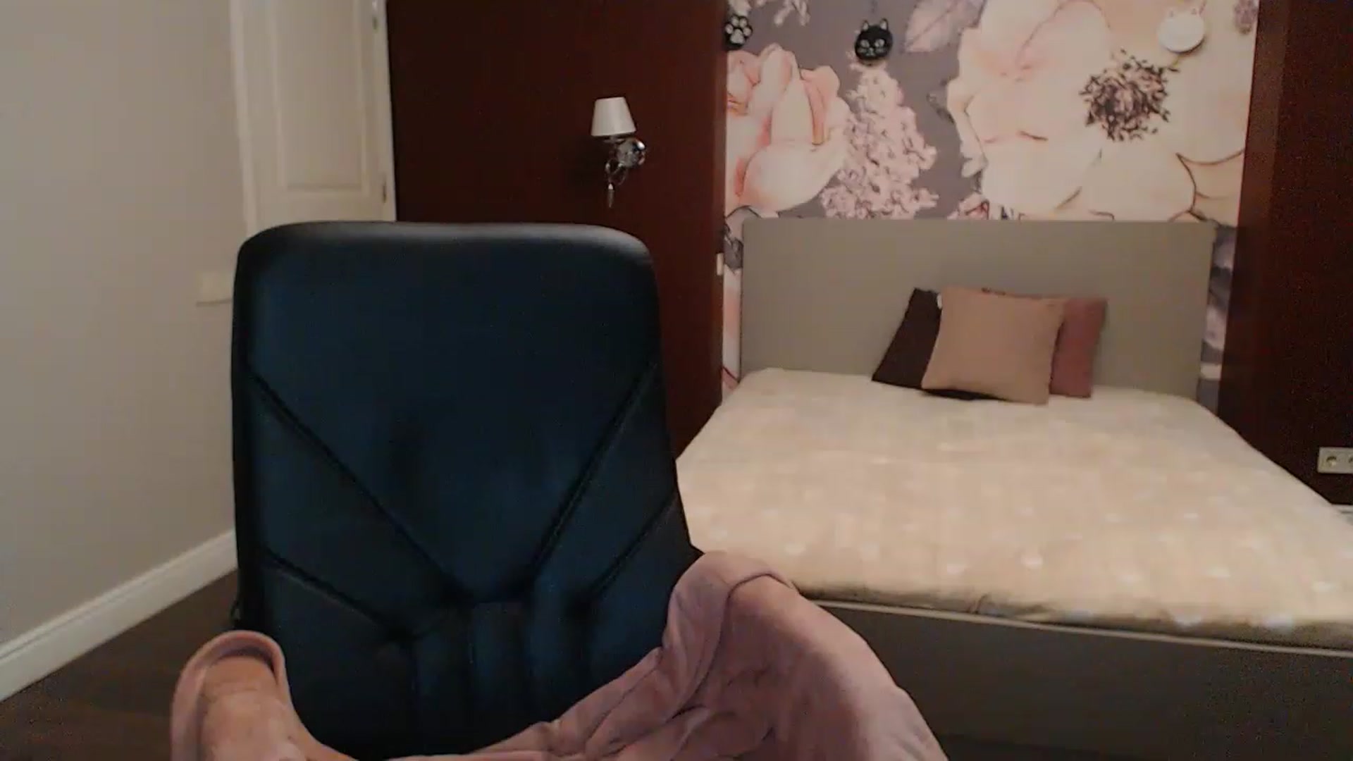 Gallery image thumbnail from Karina_Mils's myfreecams stream on, 04/08/2023, 17:03 image 15 of 20