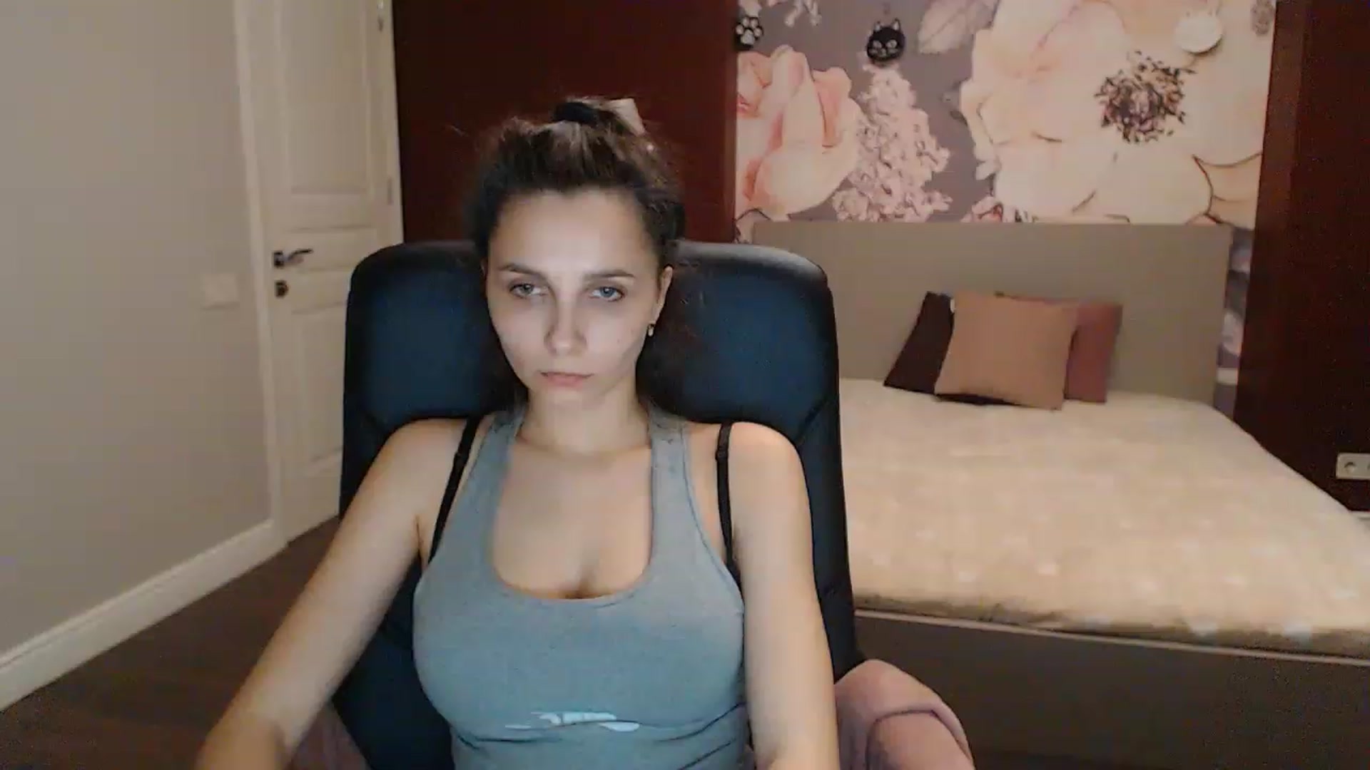 Gallery image thumbnail from Karina_Mils's myfreecams stream on, 04/08/2023, 17:03 image 10 of 20