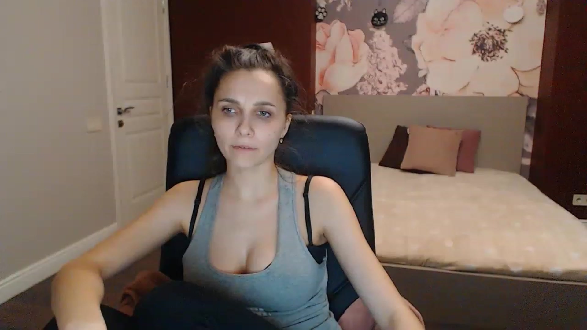 Gallery image thumbnail from Karina_Mils's myfreecams stream on, 04/08/2023, 17:03 image 2 of 20