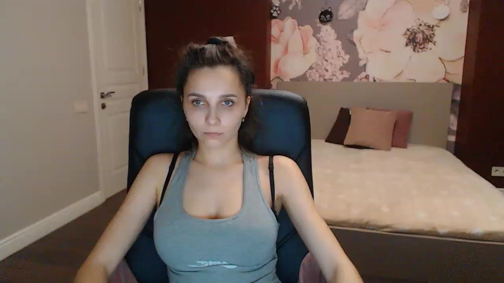 Gallery image thumbnail from Karina_Mils's myfreecams stream on, 04/08/2023, 17:03 image 11 of 20