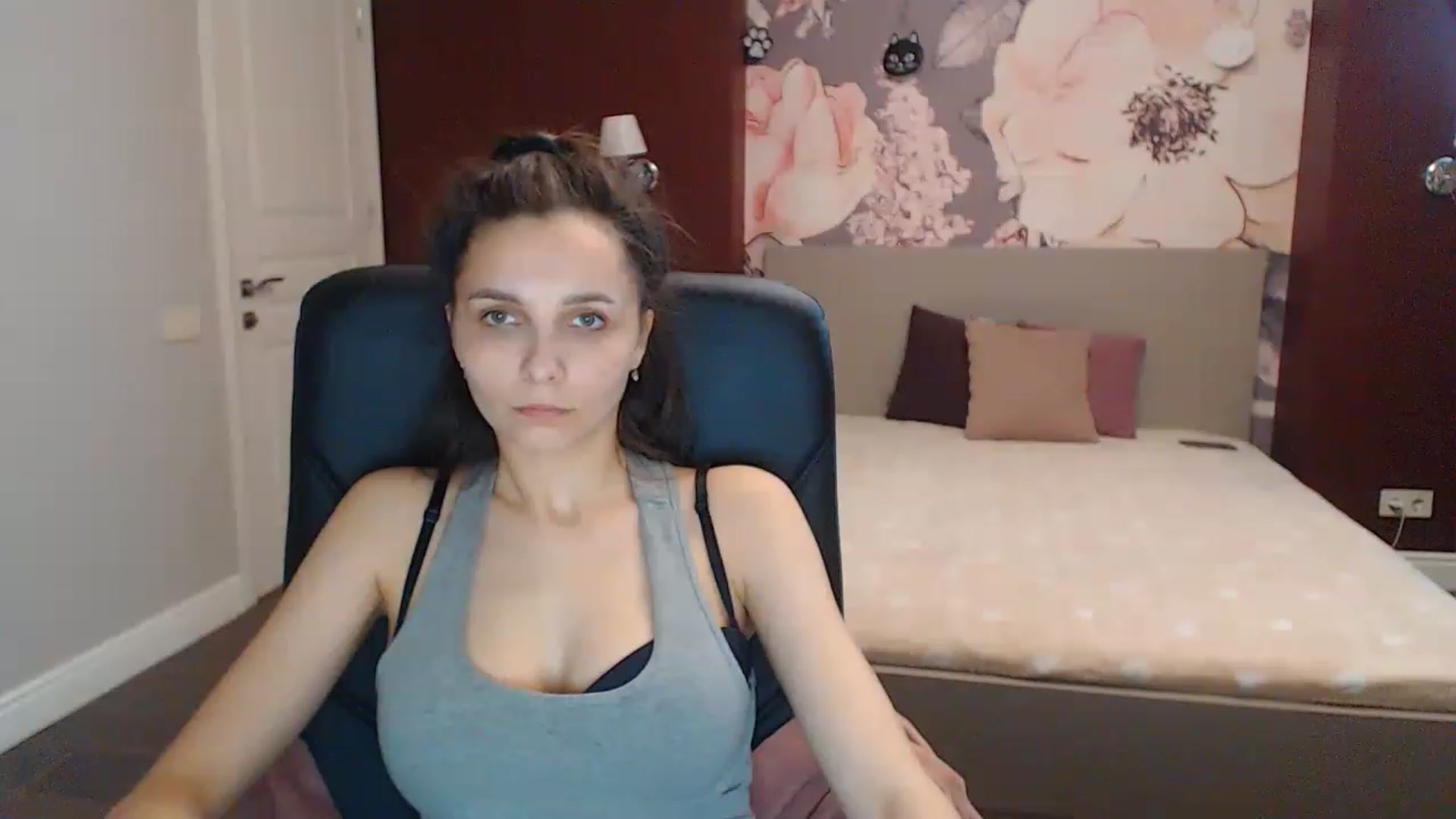 Gallery image thumbnail from Karina_Mils's myfreecams stream on, 04/09/2023, 13:54 image 7 of 20