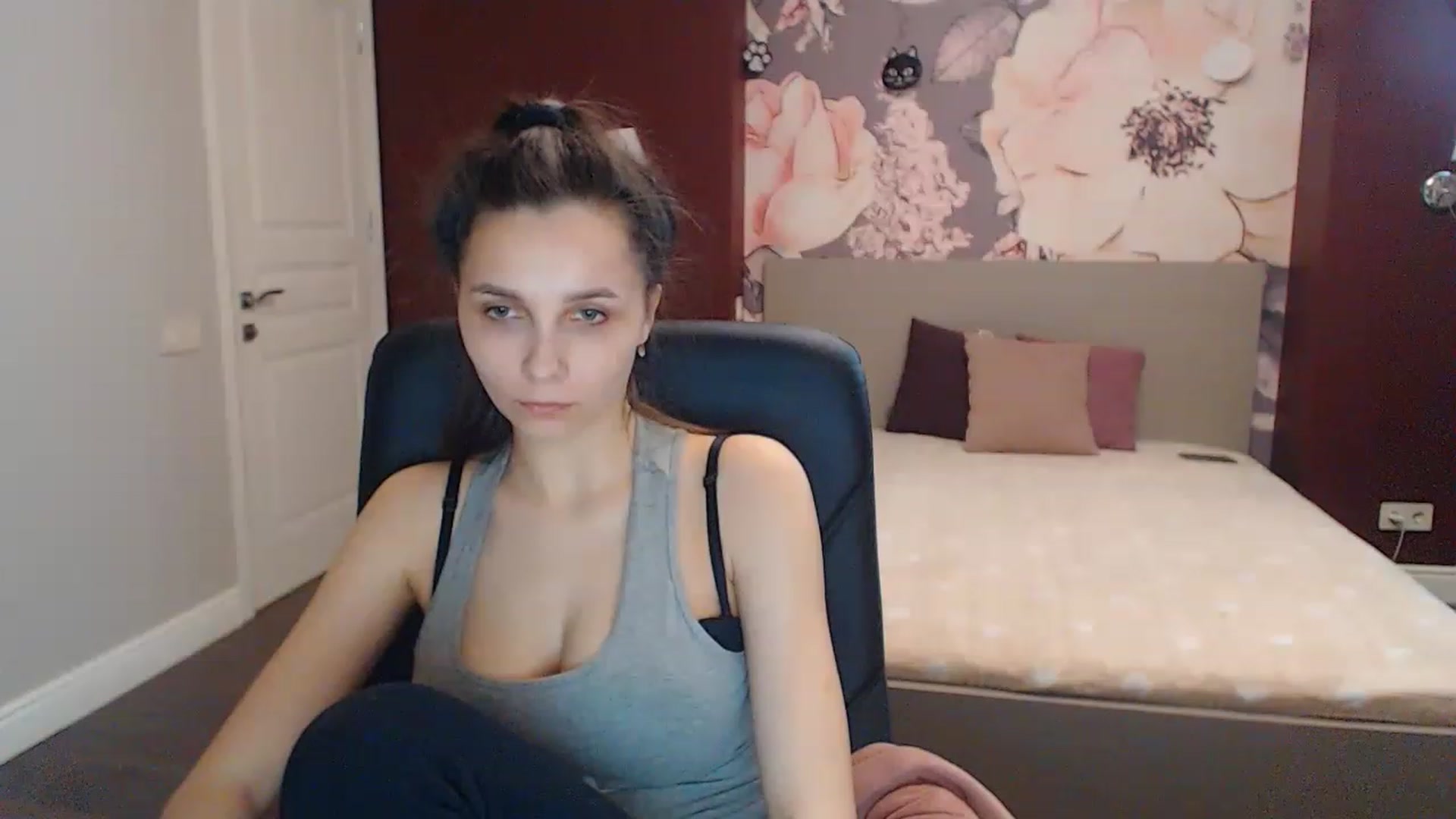 Gallery image thumbnail from Karina_Mils's myfreecams stream on, 04/09/2023, 13:54 image 10 of 20
