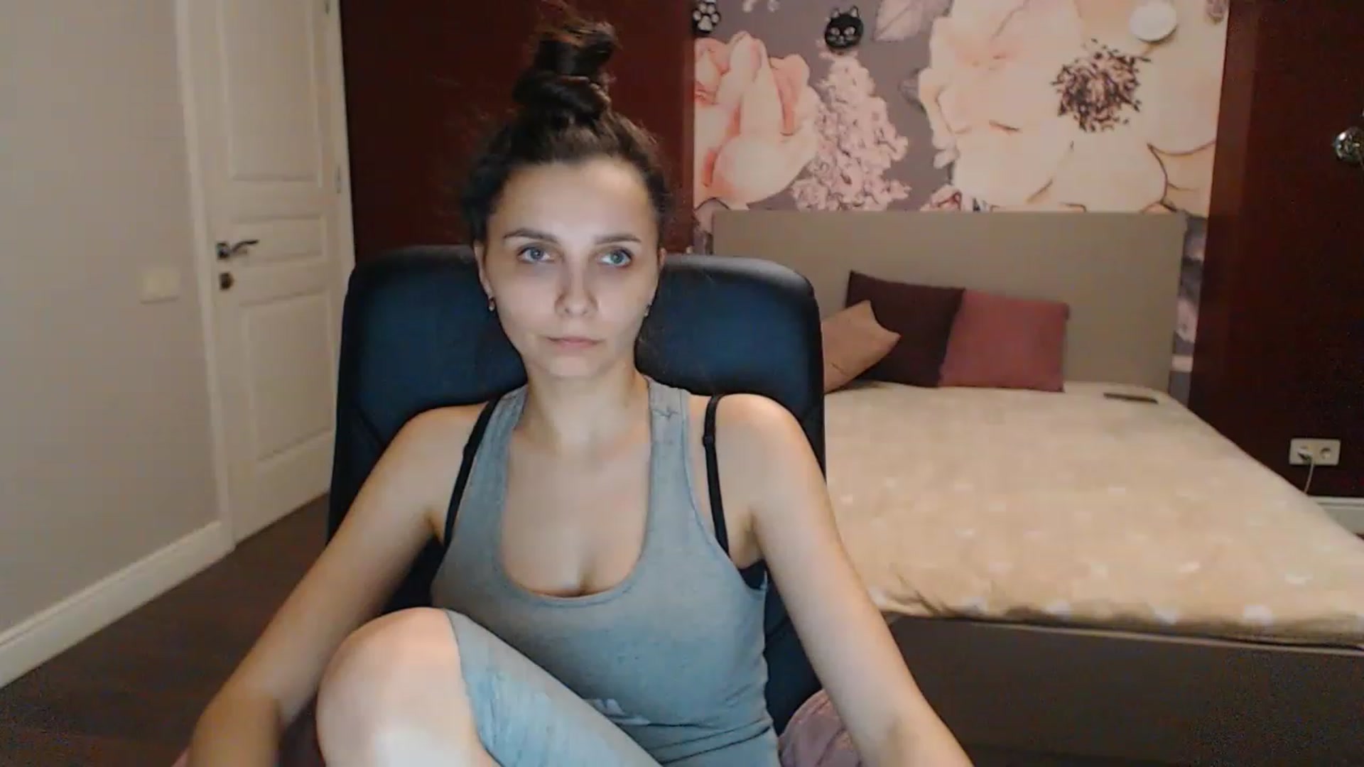 Gallery image thumbnail from Karina_Mils's myfreecams stream on, 04/09/2023, 16:43 image 17 of 20