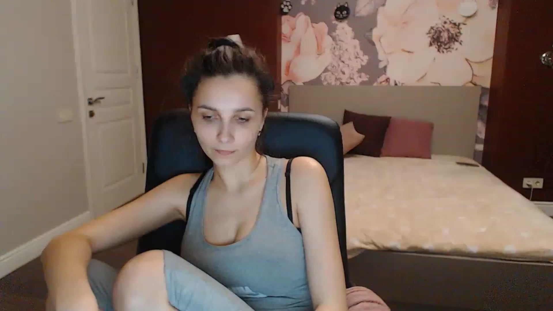 Gallery image thumbnail from Karina_Mils's myfreecams stream on, 04/09/2023, 16:43 image 5 of 20