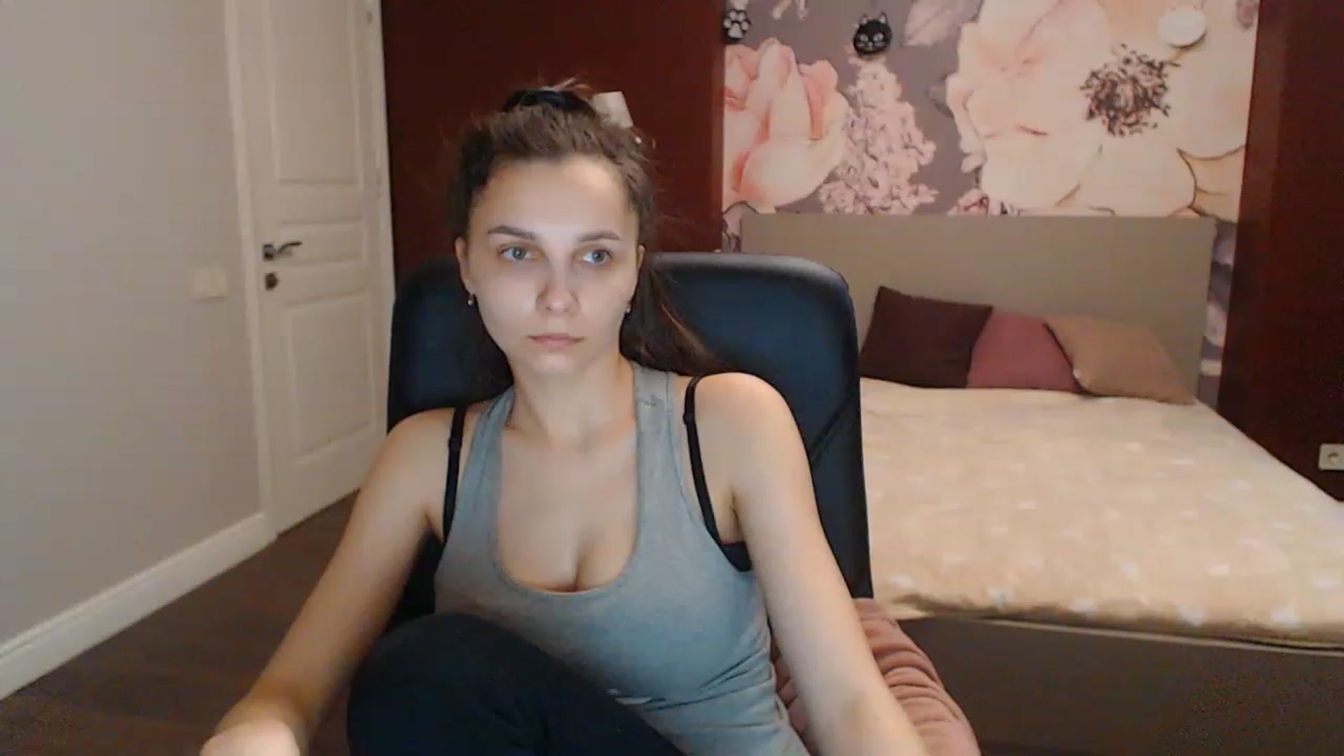 Gallery image thumbnail from Karina_Mils's myfreecams stream on, 04/10/2023, 08:30 image 6 of 20