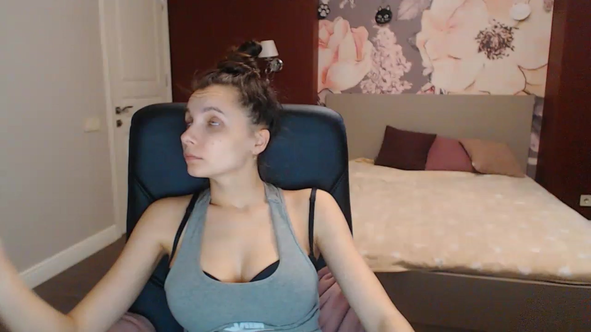 Gallery image thumbnail from Karina_Mils's myfreecams stream on, 04/10/2023, 08:30 image 9 of 20