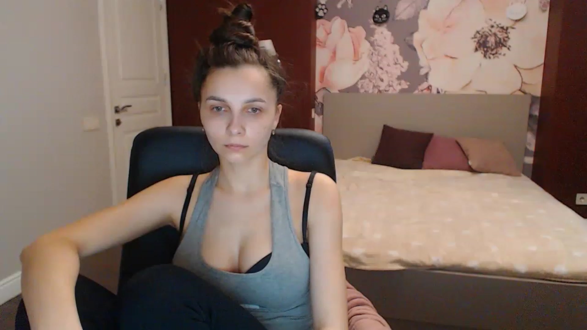 Gallery image thumbnail from Karina_Mils's myfreecams stream on, 04/10/2023, 08:30 image 12 of 20