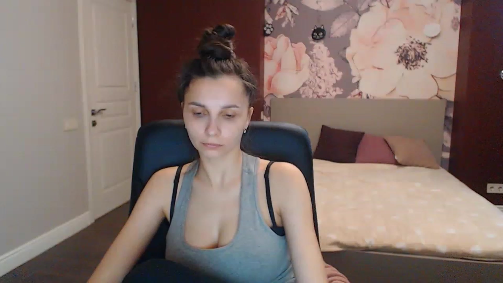 Gallery image thumbnail from Karina_Mils's myfreecams stream on, 04/10/2023, 09:37 image 18 of 20