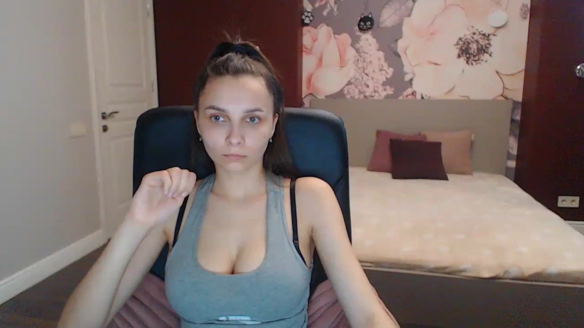 Gallery image thumbnail from Karina_Mils's myfreecams stream on, 04/12/2023, 11:00 image 8 of 20