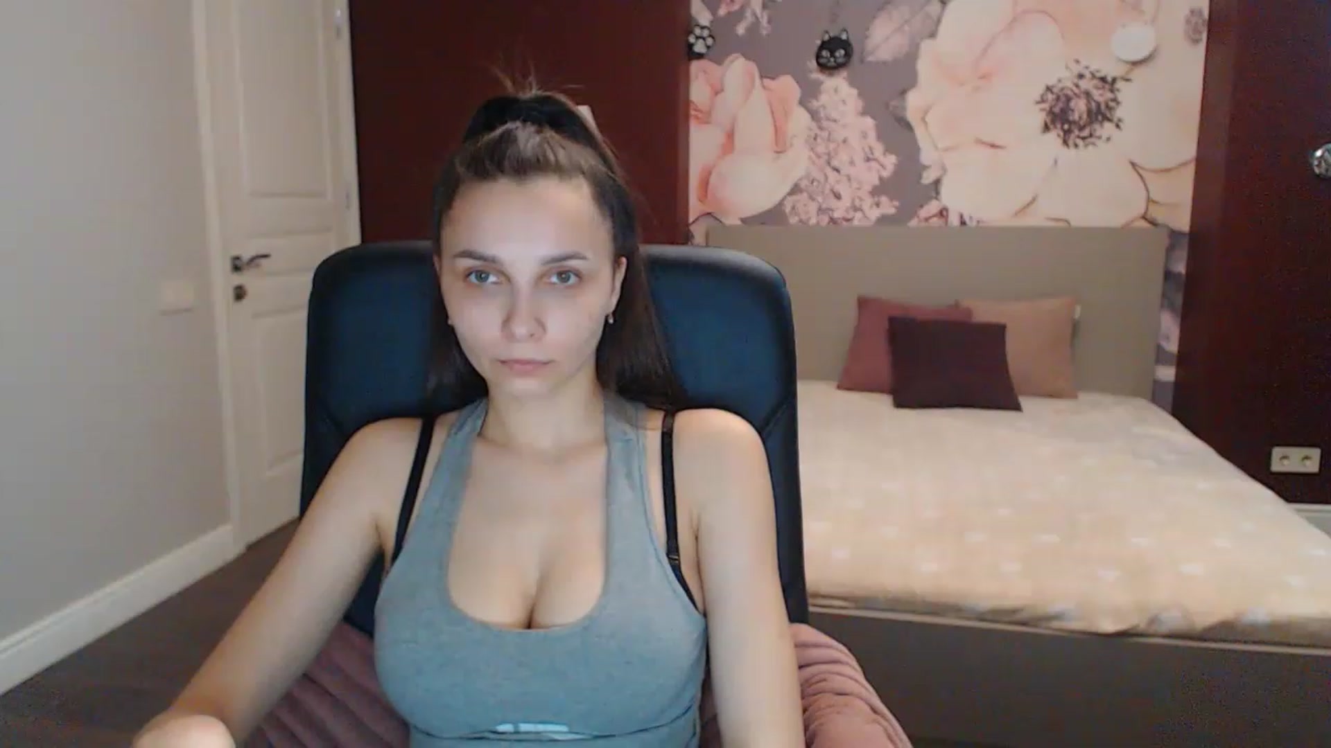 Gallery image thumbnail from Karina_Mils's myfreecams stream on, 04/12/2023, 11:00 image 11 of 20