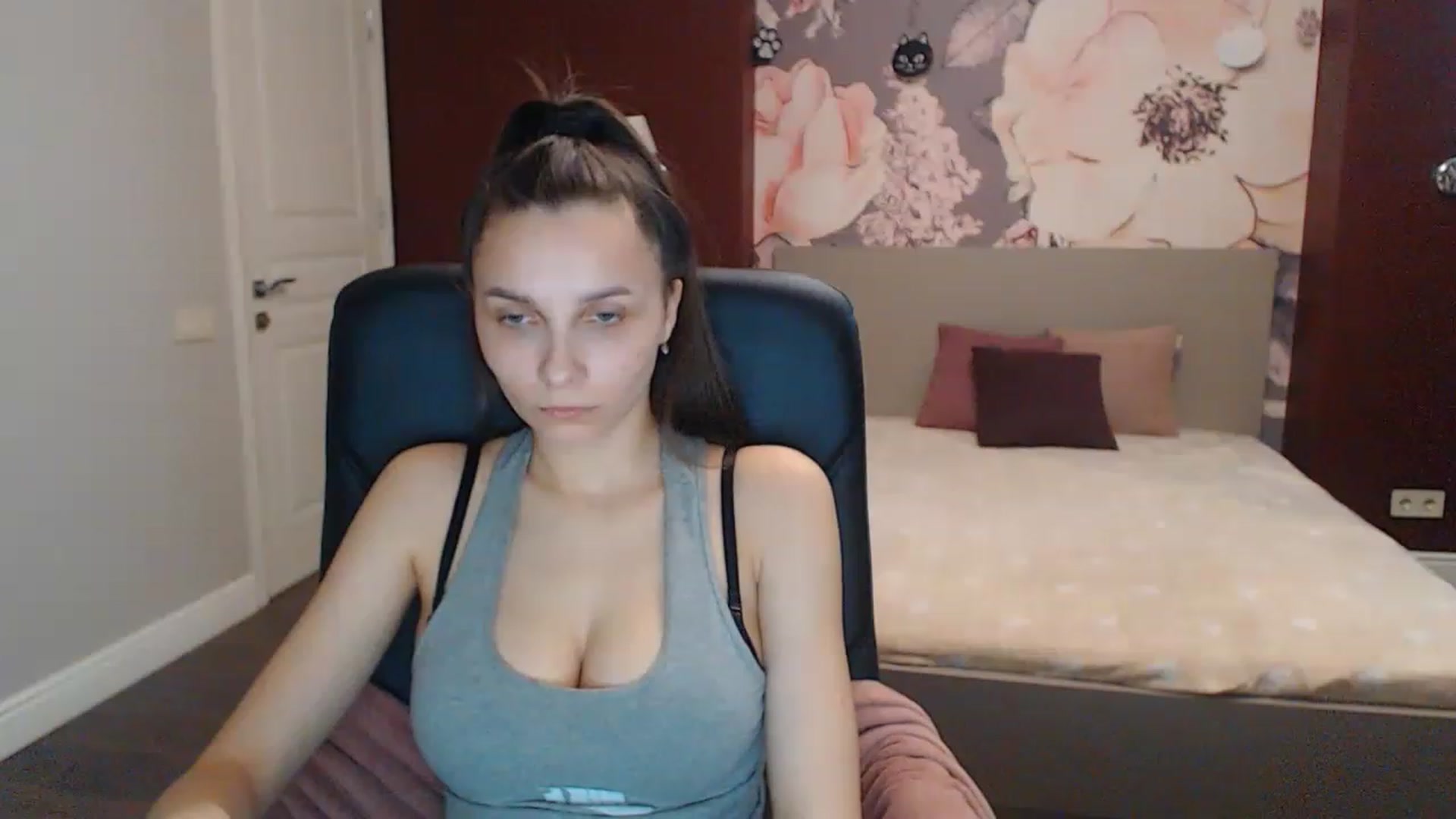 Gallery image thumbnail from Karina_Mils's myfreecams stream on, 04/12/2023, 11:00 image 1 of 20