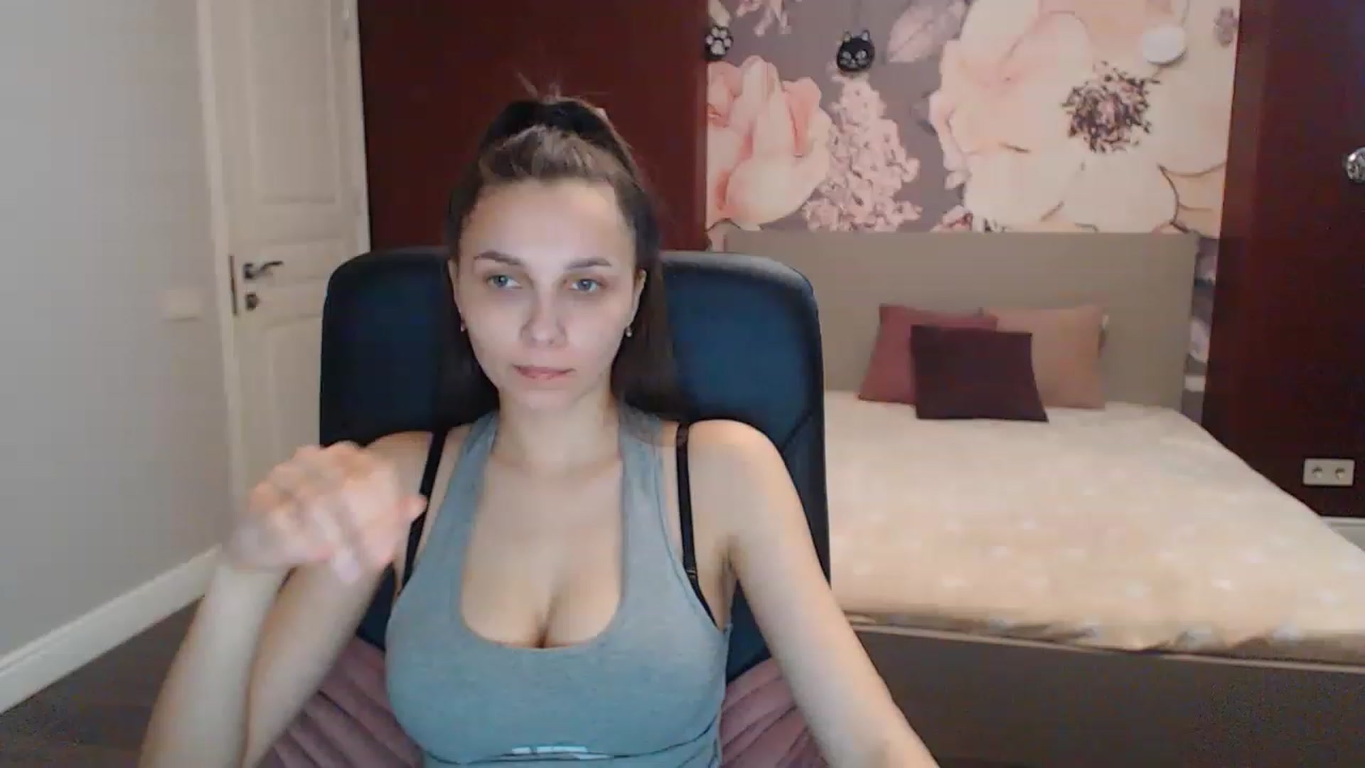 Gallery image thumbnail from Karina_Mils's myfreecams stream on, 04/12/2023, 11:00 image 16 of 20