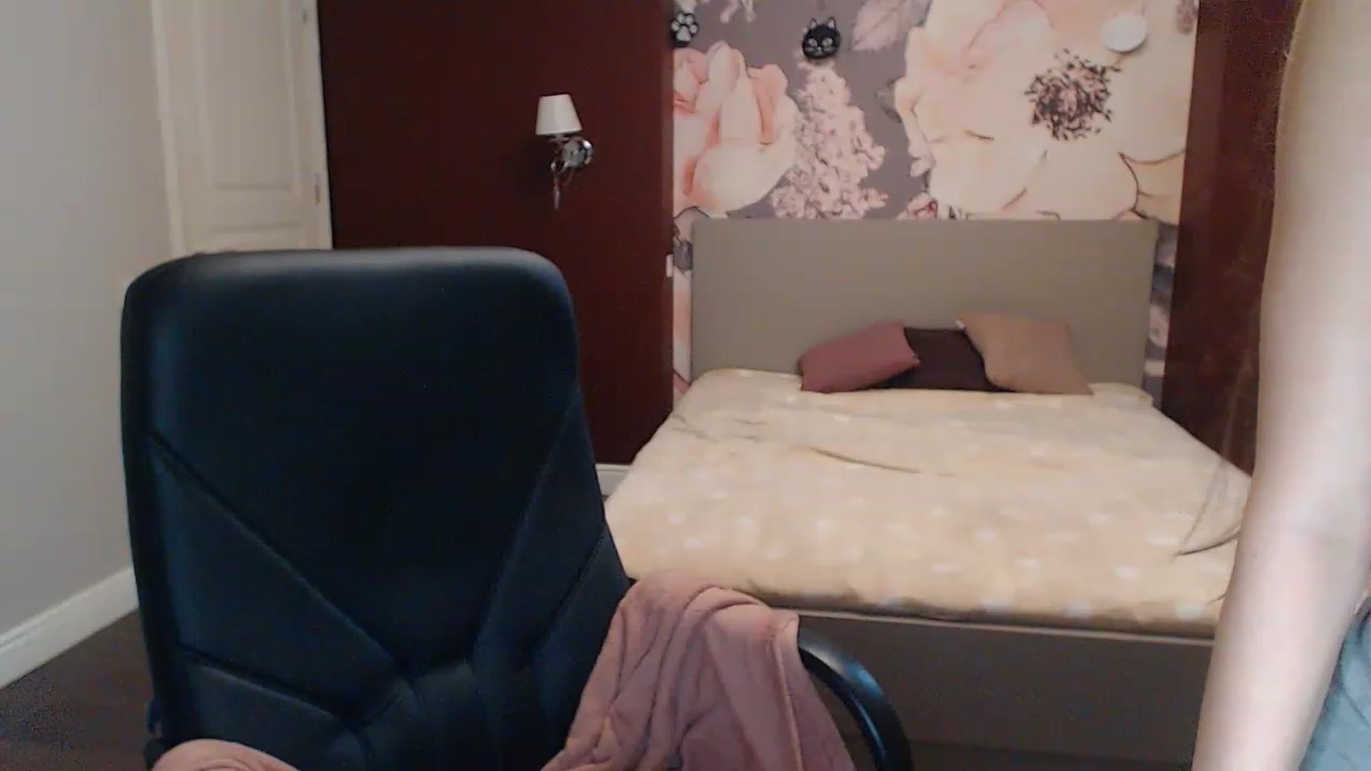Gallery image thumbnail from Karina_Mils's myfreecams stream on, 04/19/2023, 11:00 image 10 of 20