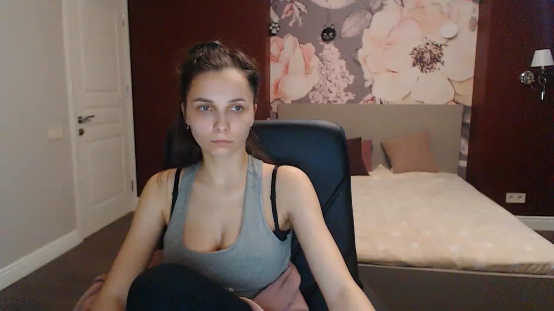 Gallery image thumbnail from Karina_Mils's myfreecams stream on, 04/21/2023, 10:09 image 16 of 20