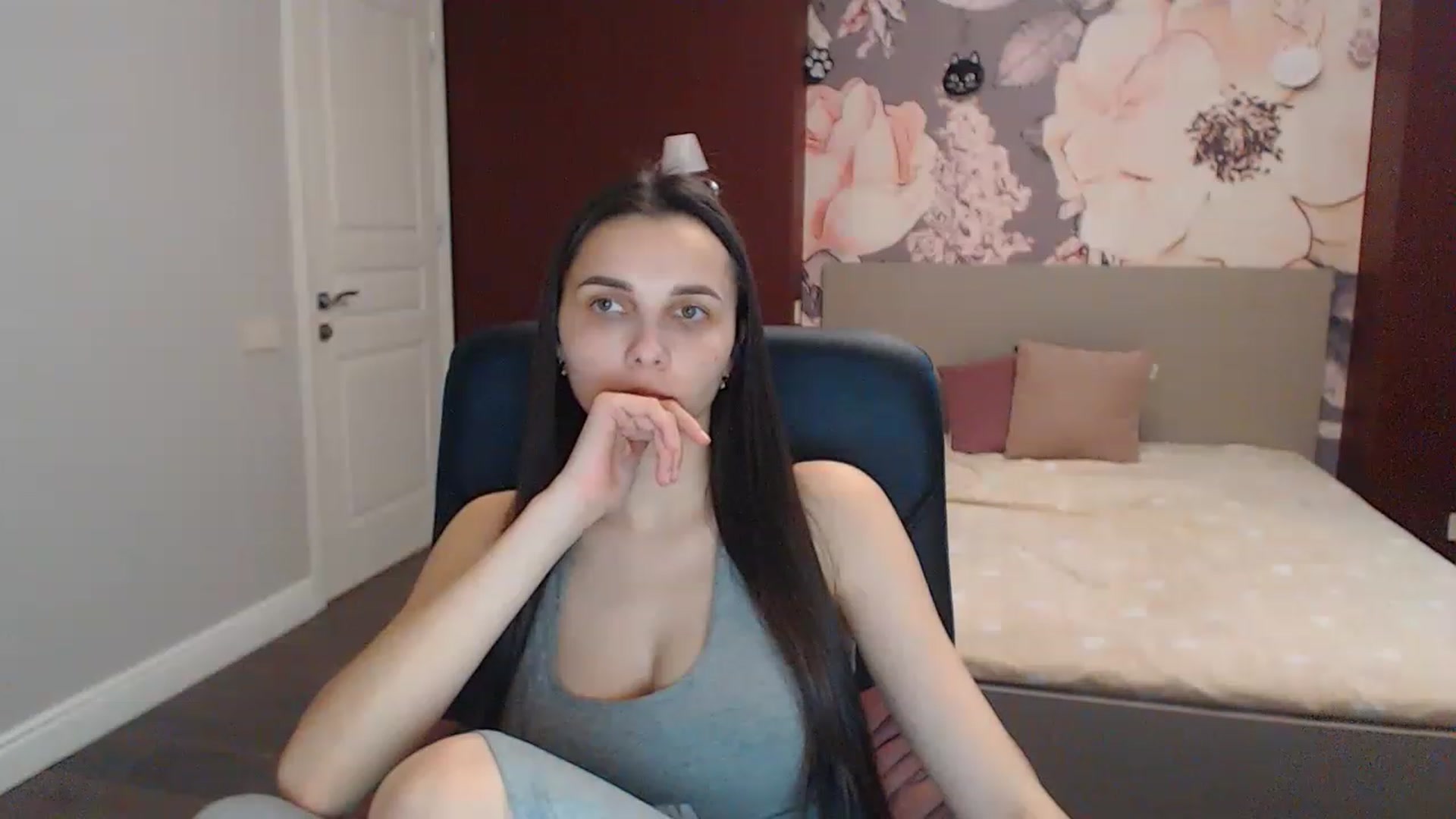 Gallery image thumbnail from Karina_Mils's myfreecams stream on, 05/01/2023, 10:09 image 4 of 20