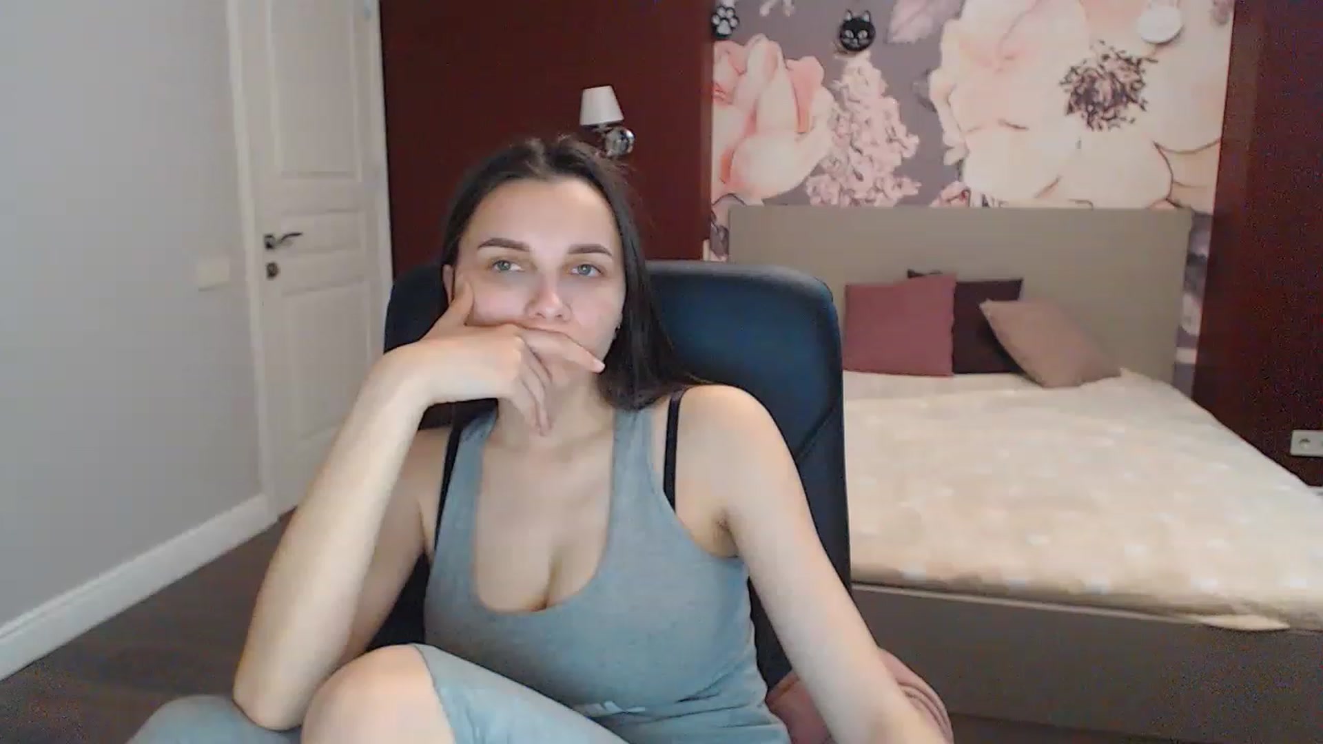 Gallery image thumbnail from Karina_Mils's myfreecams stream on, 05/03/2023, 10:28 image 17 of 20