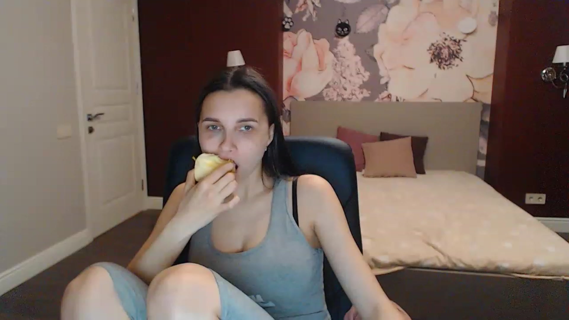 Gallery image thumbnail from Karina_Mils's myfreecams stream on, 05/06/2023, 17:07 image 12 of 20
