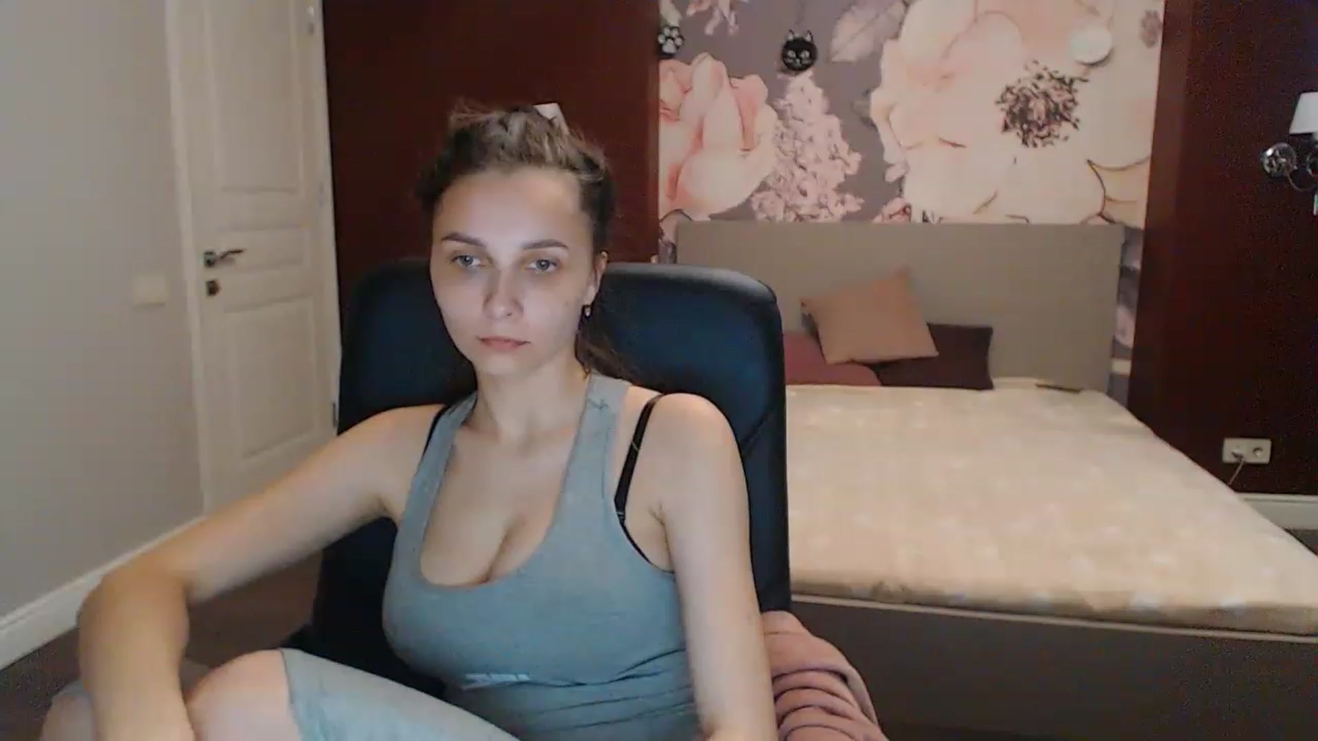 Gallery image thumbnail from Karina_Mils's myfreecams stream on, 05/27/2023, 13:00 image 14 of 20
