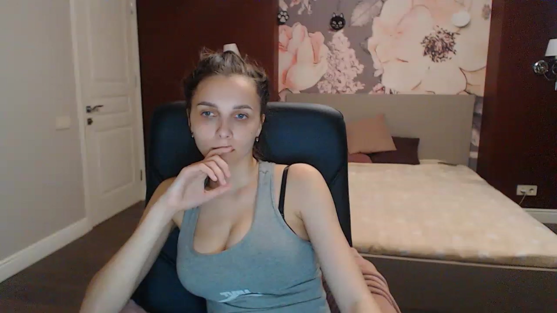 Gallery image thumbnail from Karina_Mils's myfreecams stream on, 05/27/2023, 13:00 image 7 of 20