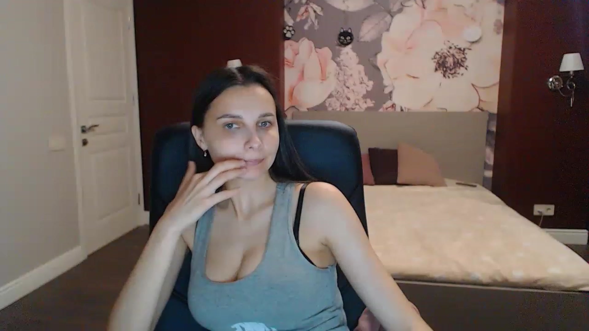 Gallery image thumbnail from Karina_Mils's myfreecams stream on, 06/02/2023, 17:06 image 13 of 20