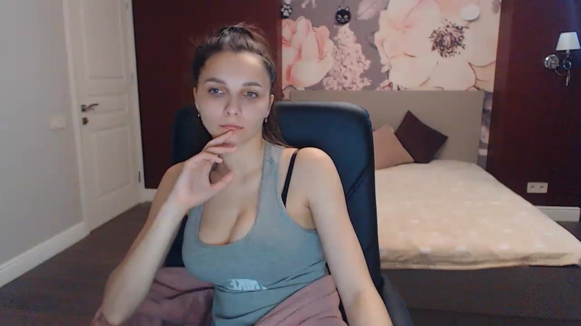 Gallery image thumbnail from Karina_Mils's myfreecams stream on, 06/04/2023, 06:13 image 16 of 20