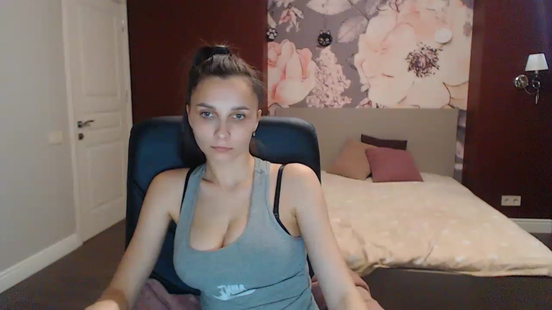 Gallery image thumbnail from Karina_Mils's myfreecams stream on, 06/04/2023, 16:44 image 13 of 20
