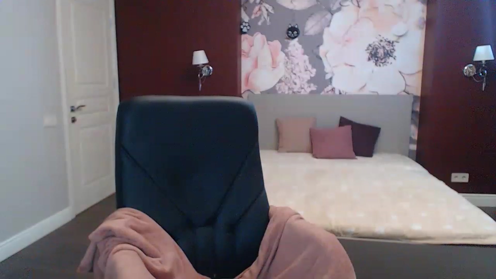 Gallery image thumbnail from Karina_Mils's myfreecams stream on, 06/05/2023, 11:13 image 18 of 20