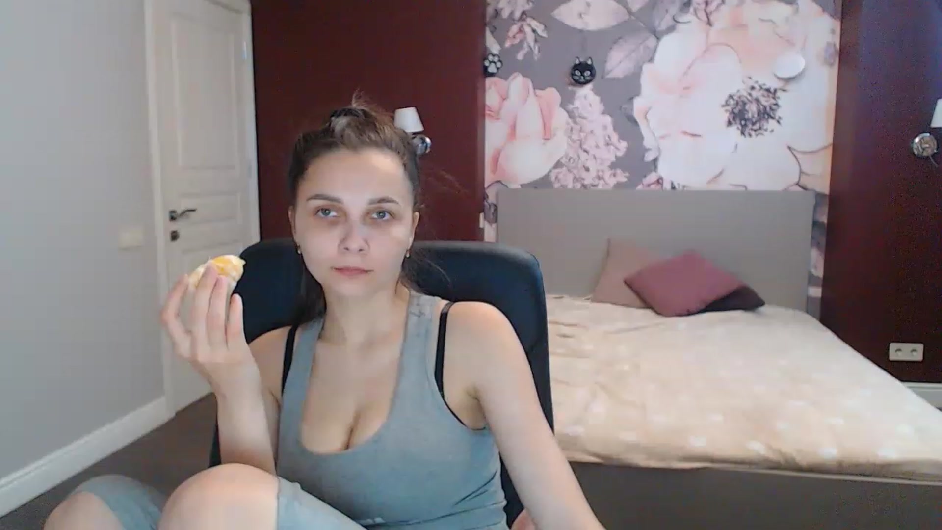 Gallery image thumbnail from Karina_Mils's myfreecams stream on, 06/12/2023, 11:09 image 16 of 20