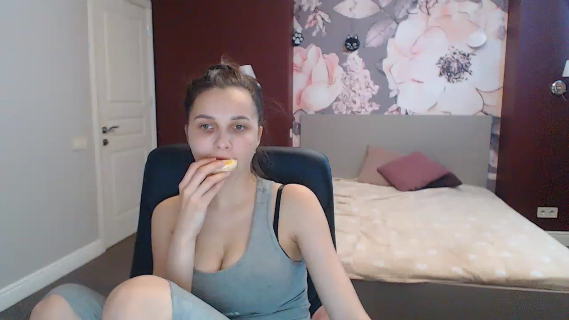 Gallery image thumbnail from Karina_Mils's myfreecams stream on, 06/12/2023, 11:09 image 14 of 20
