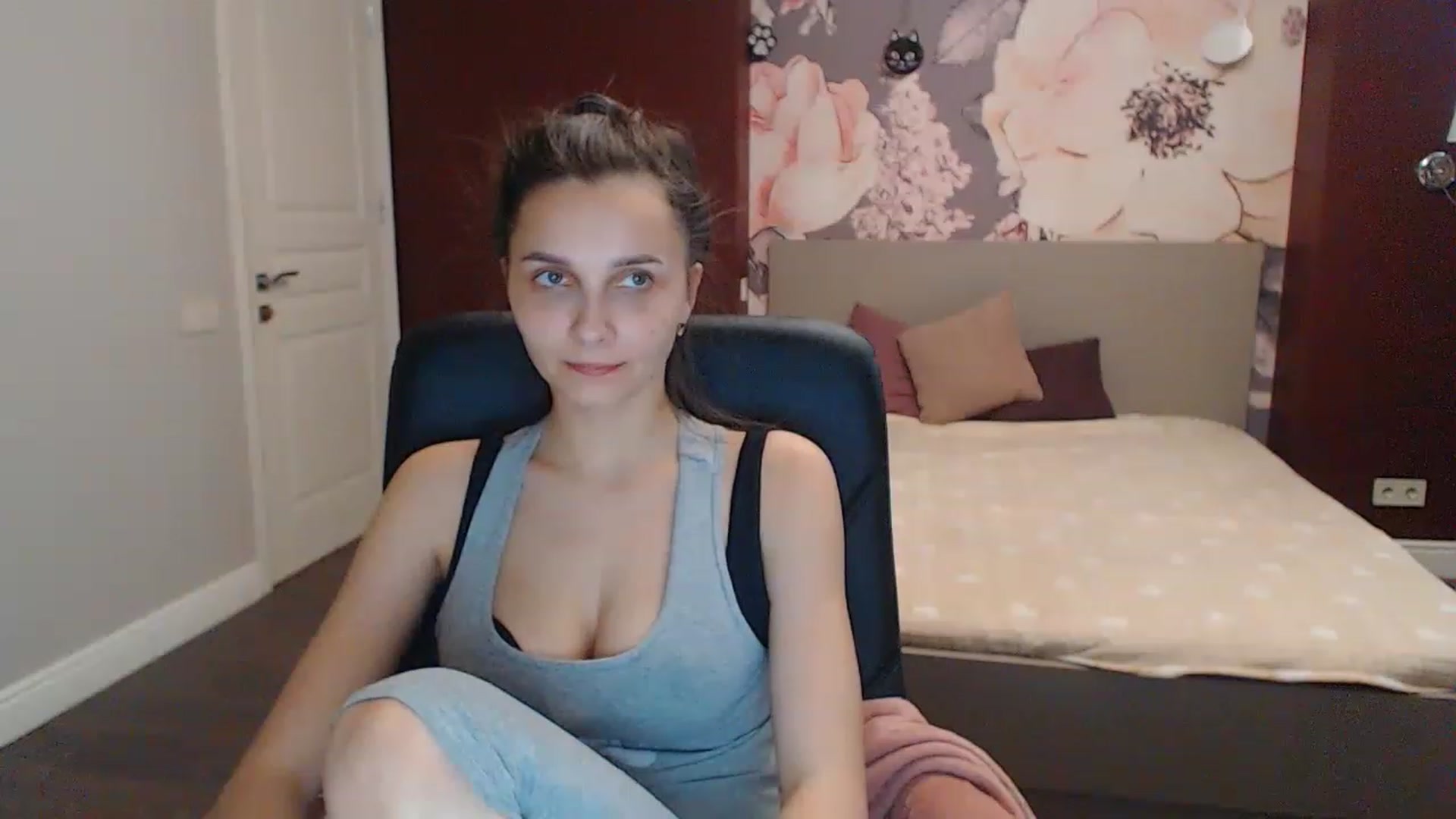 Gallery image thumbnail from Karina_Mils's myfreecams stream on, 06/16/2023, 16:17 image 16 of 20