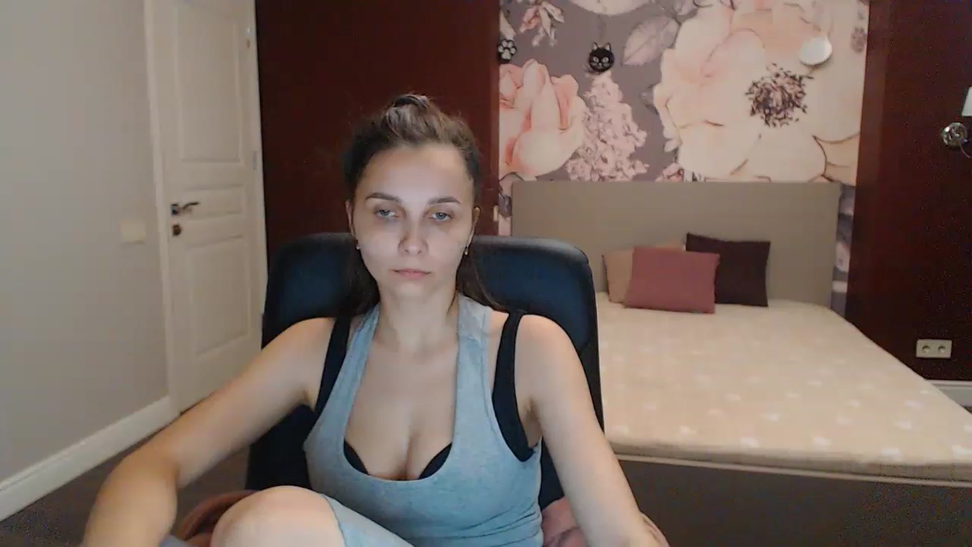 Gallery image thumbnail from Karina_Mils's myfreecams stream on, 06/17/2023, 17:05 image 4 of 20