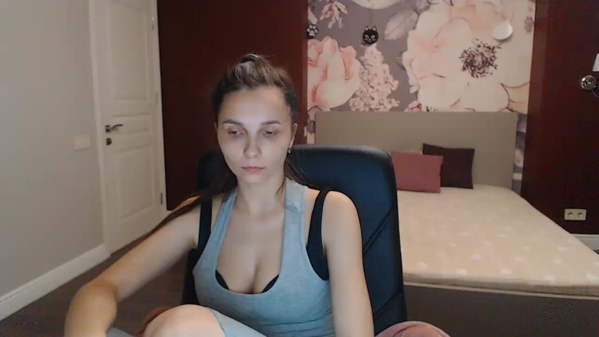 Gallery image thumbnail from Karina_Mils's myfreecams stream on, 06/17/2023, 17:05 image 18 of 20