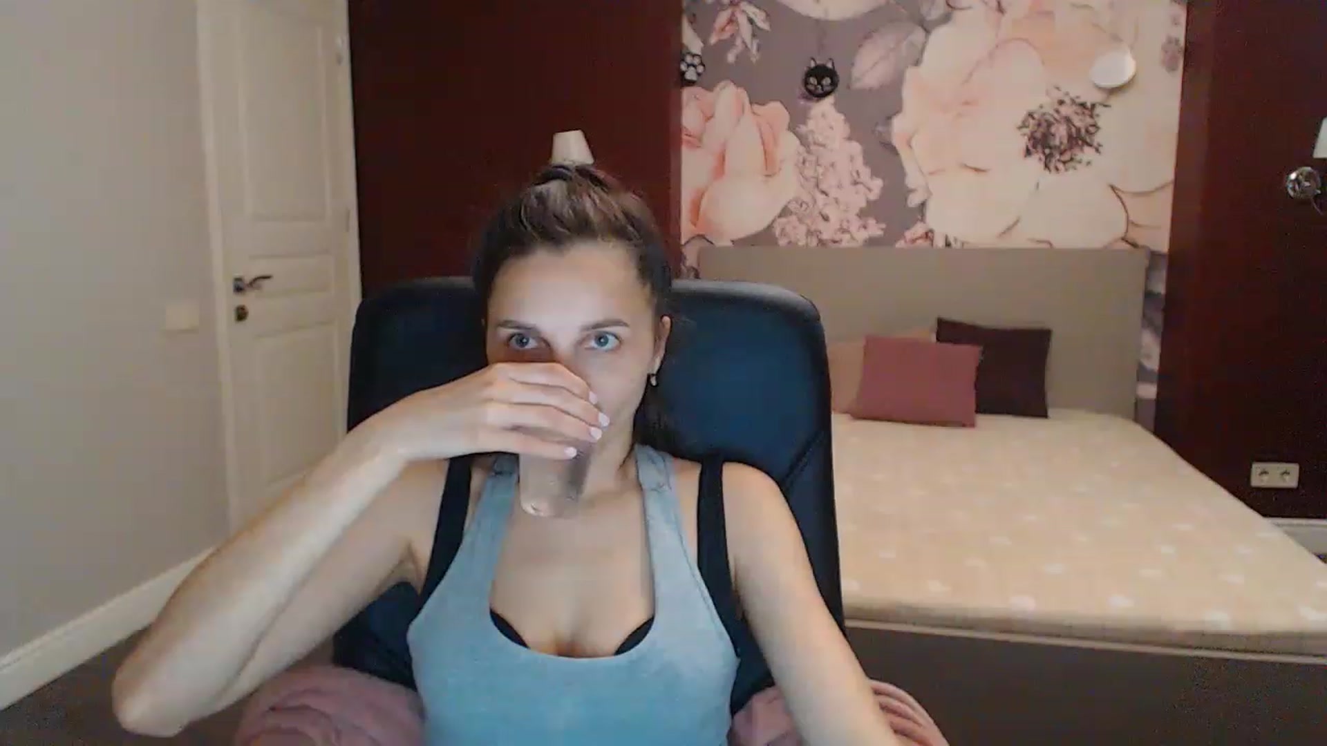 Gallery image thumbnail from Karina_Mils's myfreecams stream on, 06/17/2023, 17:05 image 14 of 20