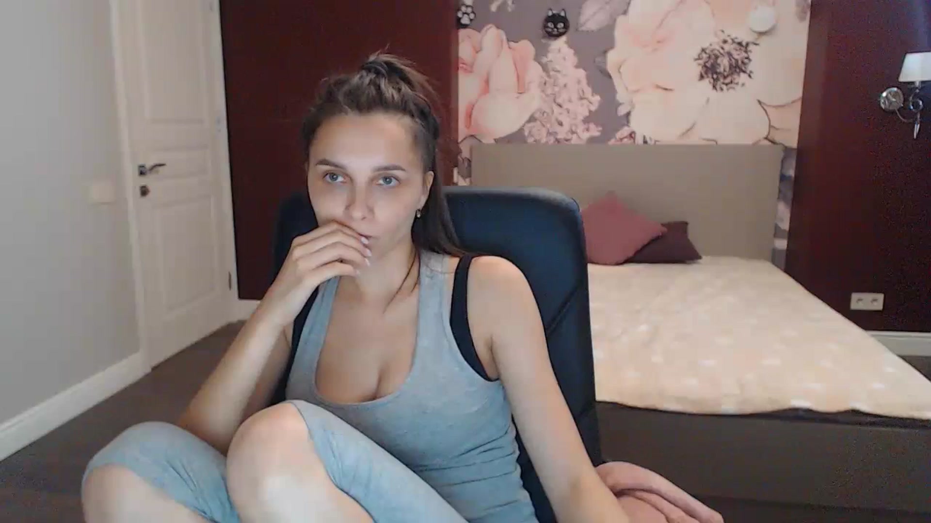 Gallery image thumbnail from Karina_Mils's myfreecams stream on, 07/09/2023, 14:48 image 12 of 20