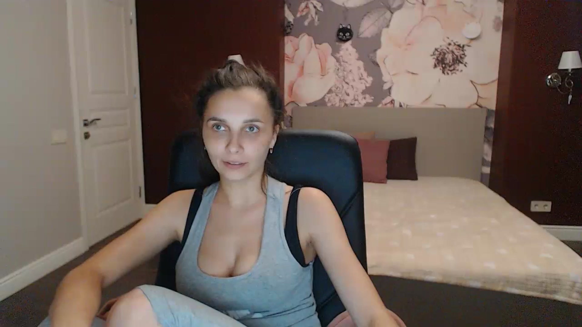 Gallery image thumbnail from Karina_Mils's myfreecams stream on, 07/16/2023, 17:26 image 10 of 20