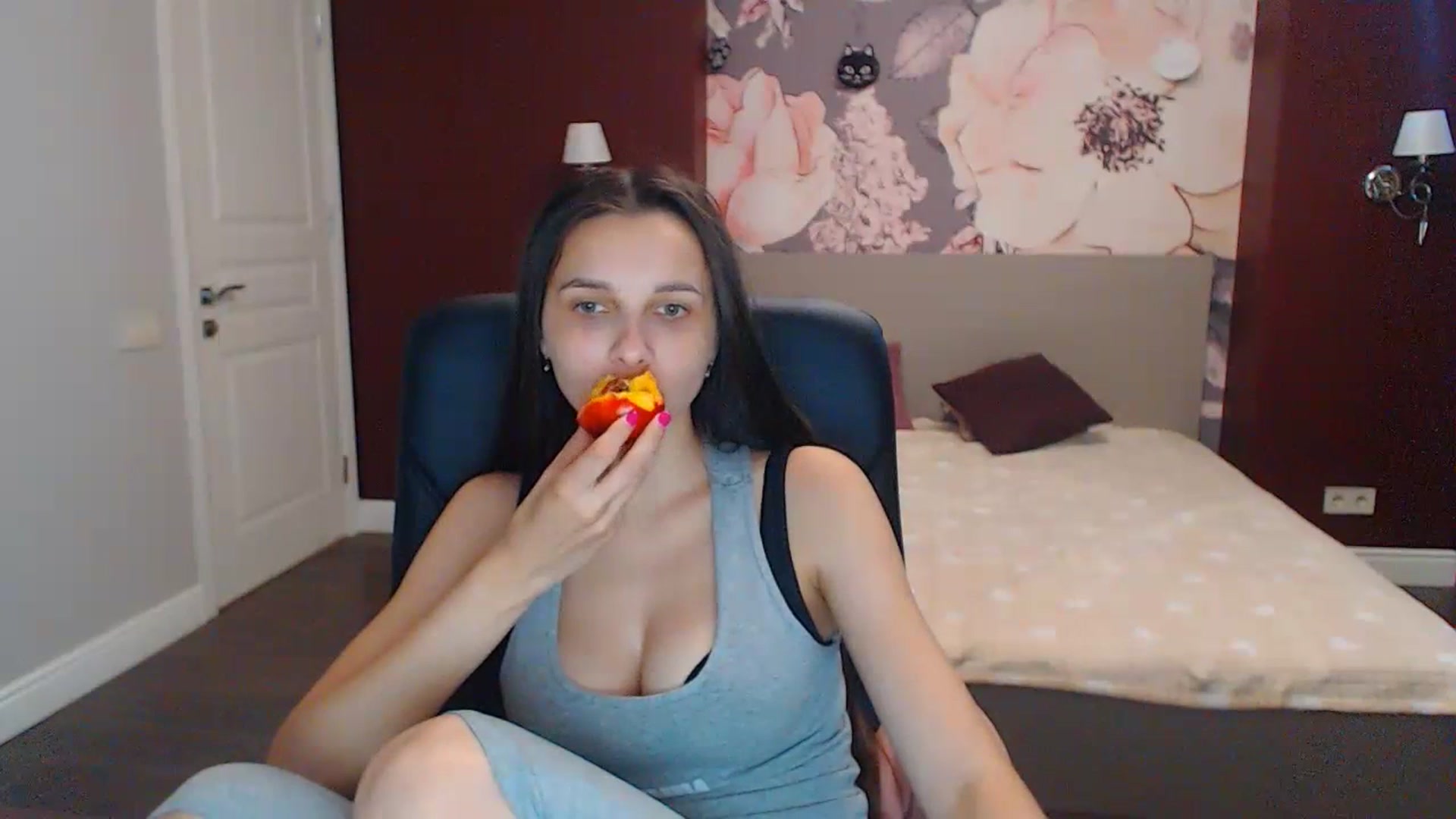 Gallery image thumbnail from Karina_Mils's myfreecams stream on, 07/21/2023, 10:03 image 2 of 20