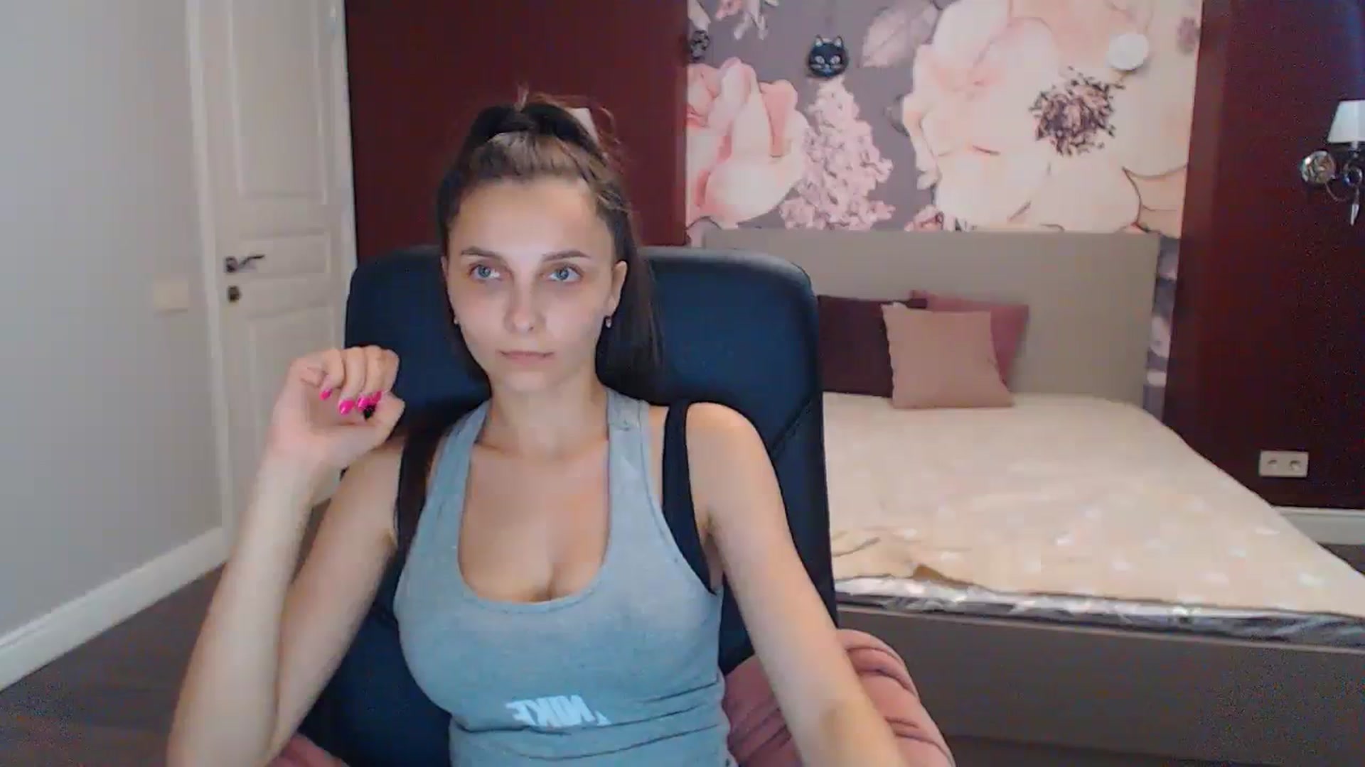 Gallery image thumbnail from Karina_Mils's myfreecams stream on, 07/25/2023, 10:28 image 14 of 20