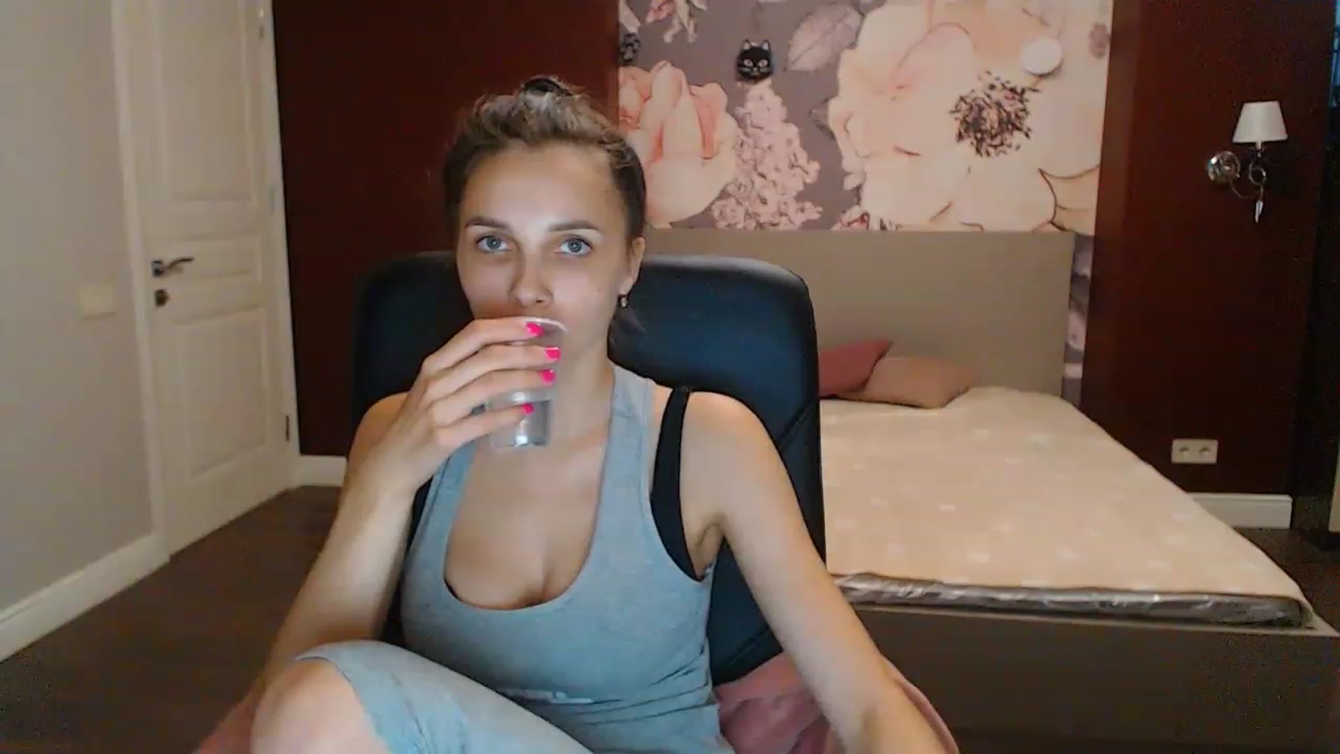 Gallery image thumbnail from Karina_Mils's myfreecams stream on, 07/28/2023, 16:52 image 14 of 20