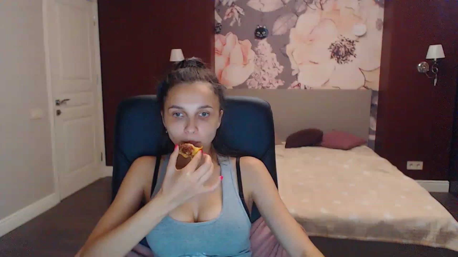 Gallery image thumbnail from Karina_Mils's myfreecams stream on, 08/13/2023, 16:29 image 4 of 20