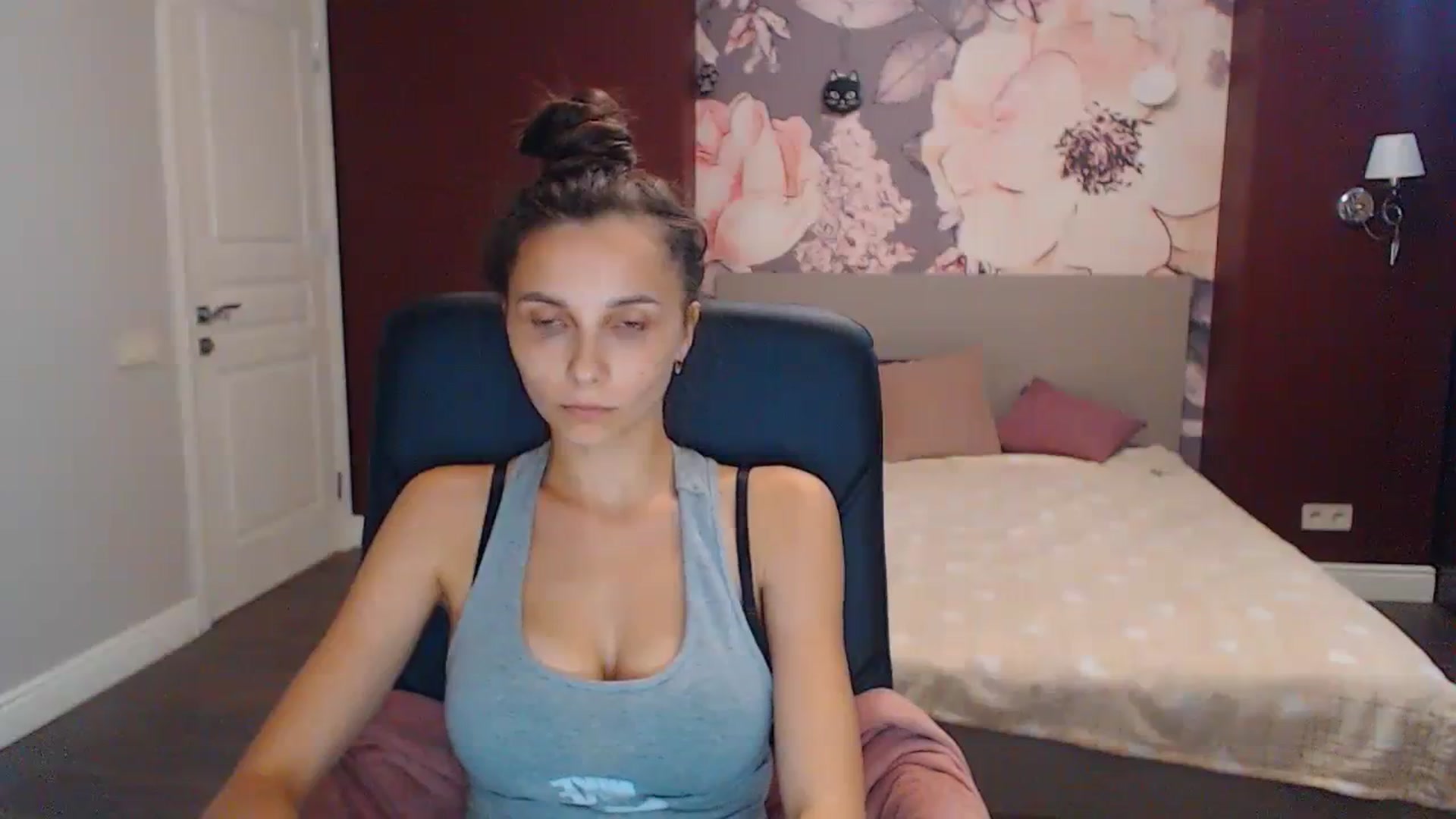 Gallery image thumbnail from Karina_Mils's myfreecams stream on, 08/21/2023, 10:03 image 14 of 20