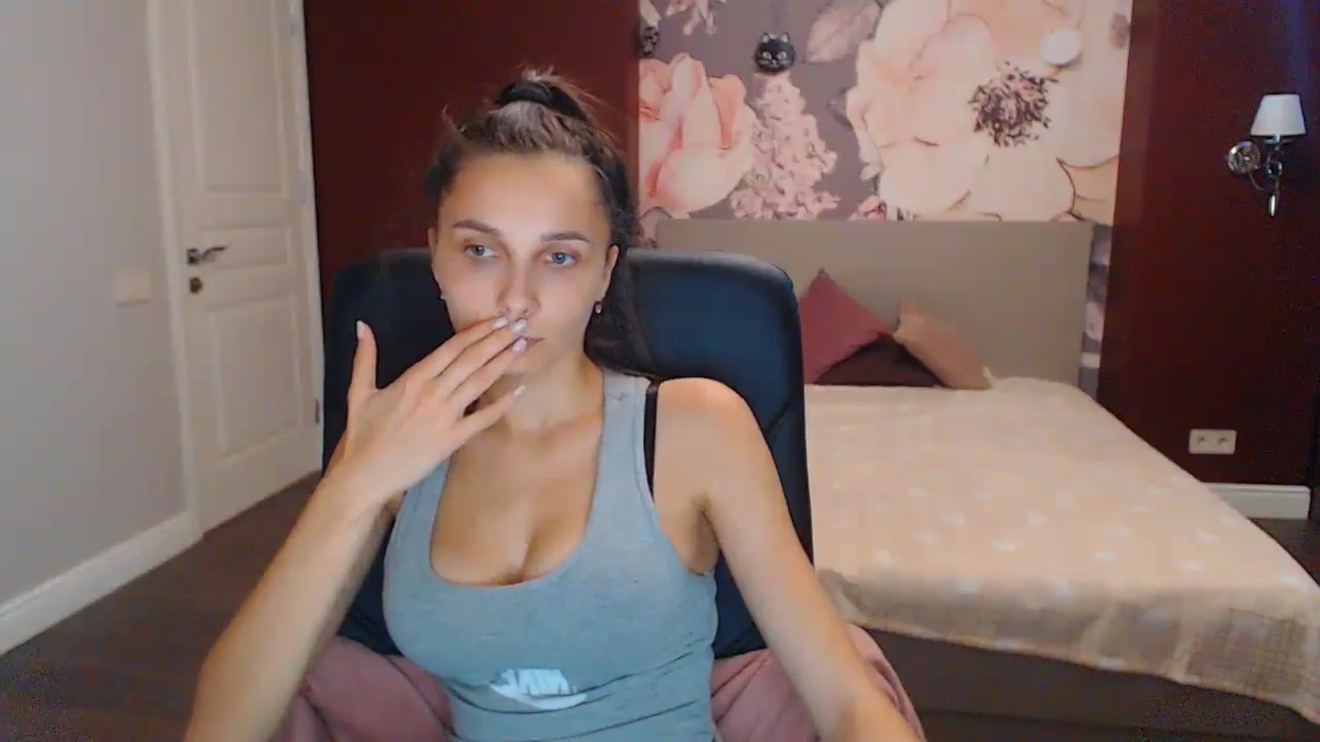 Gallery image thumbnail from Karina_Mils's myfreecams stream on, 09/18/2023, 08:38 image 6 of 20