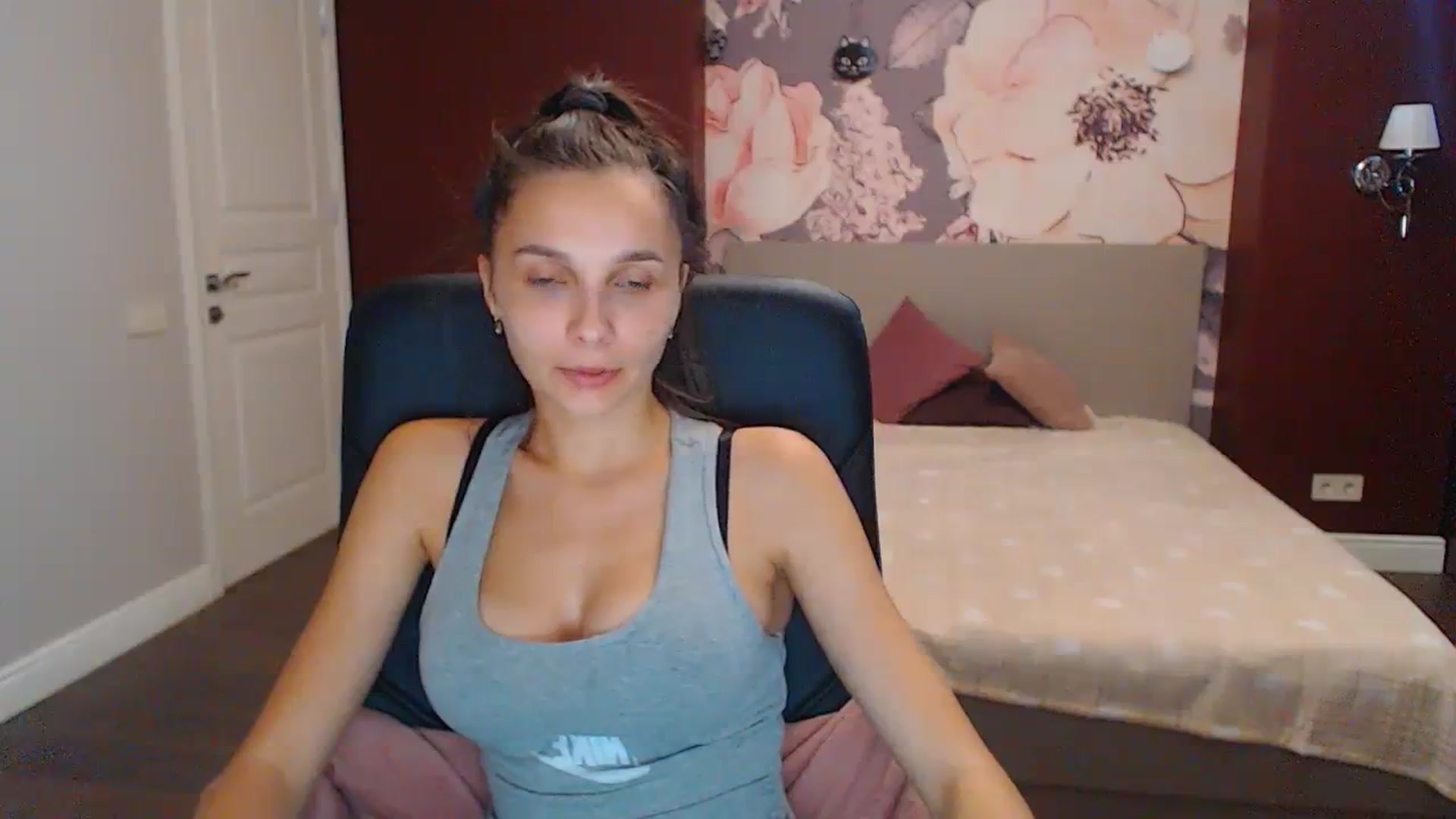 Gallery image thumbnail from Karina_Mils's myfreecams stream on, 09/18/2023, 08:38 image 7 of 20