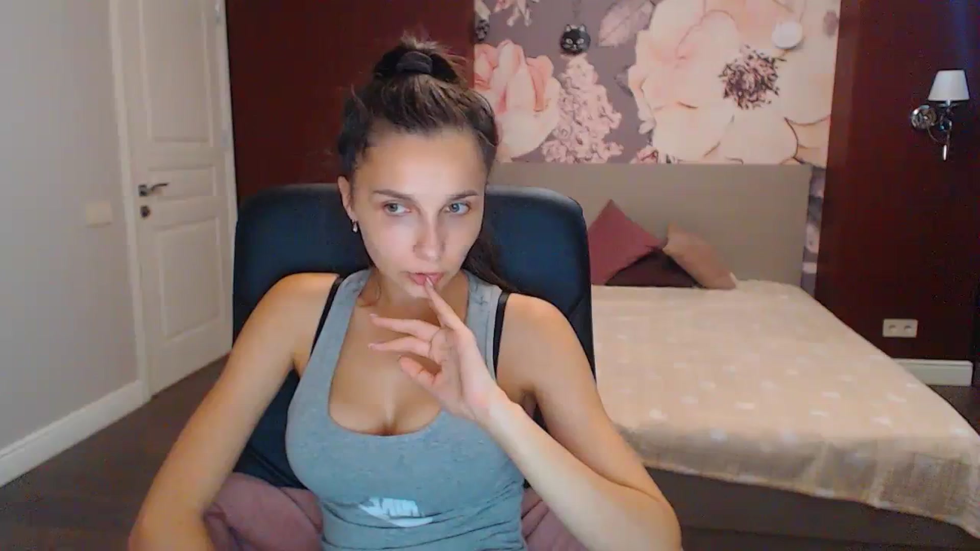 Gallery image thumbnail from Karina_Mils's myfreecams stream on, 09/18/2023, 08:38 image 3 of 20