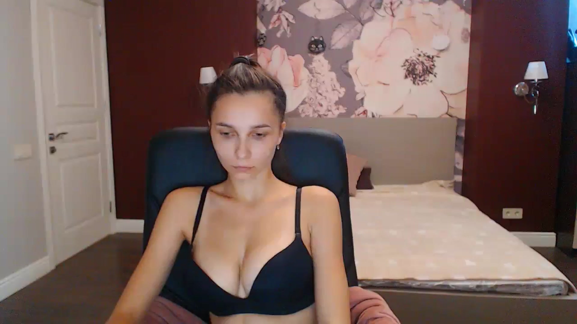 Gallery image thumbnail from Karina_Mils's myfreecams stream on, 09/25/2023, 10:16 image 14 of 20