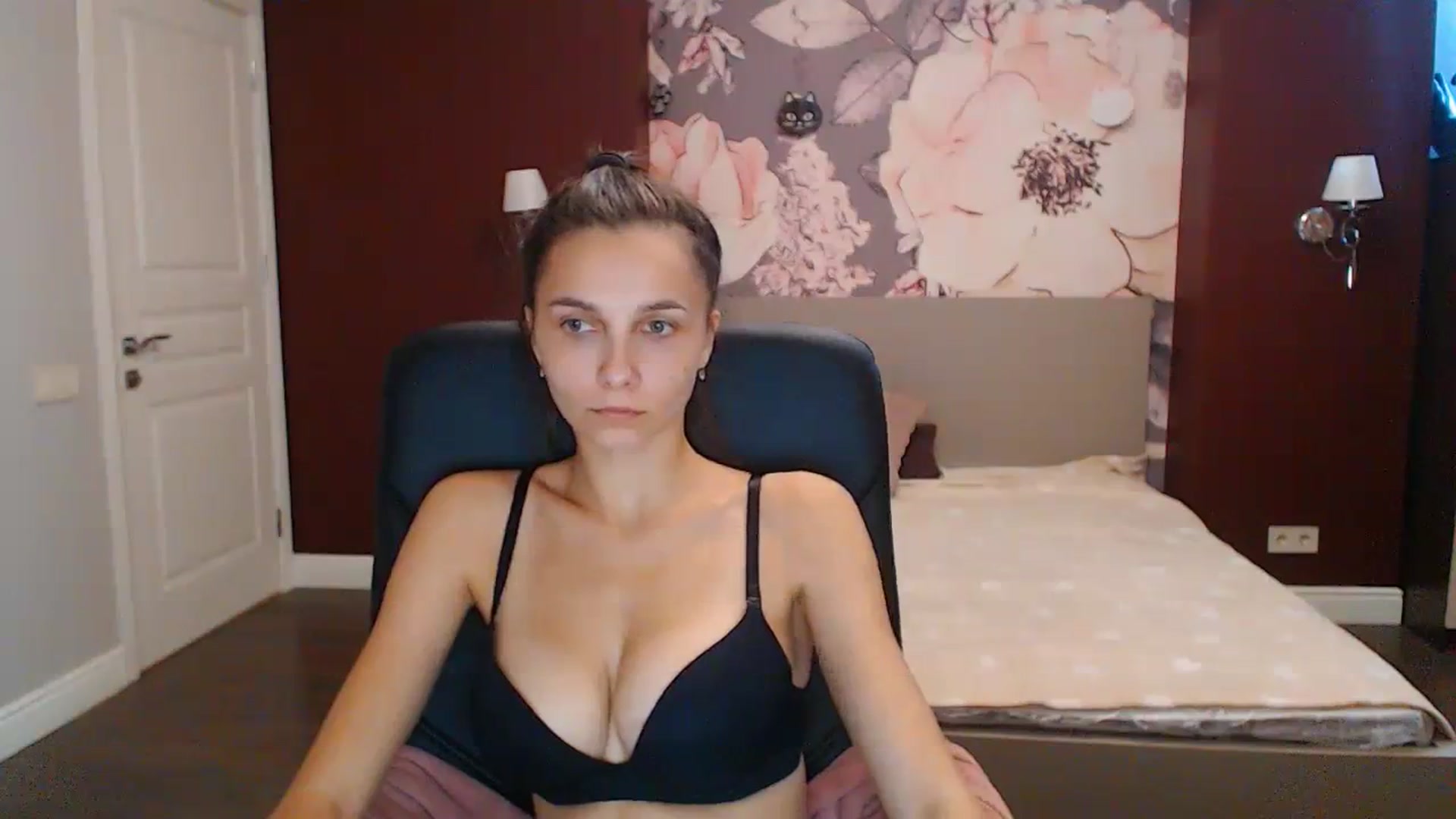 Gallery image thumbnail from Karina_Mils's myfreecams stream on, 09/25/2023, 10:16 image 15 of 20
