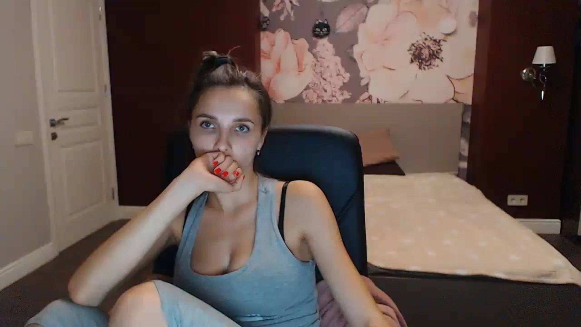 Gallery image thumbnail from Karina_Mils's myfreecams stream on, 10/06/2023, 16:52 image 14 of 20