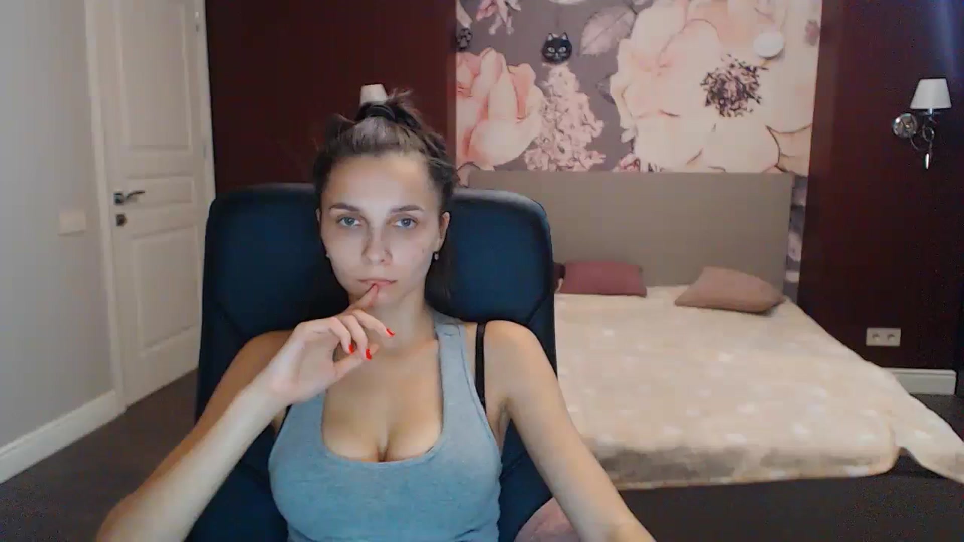Gallery image thumbnail from Karina_Mils's myfreecams stream on, 10/12/2023, 11:38 image 18 of 20