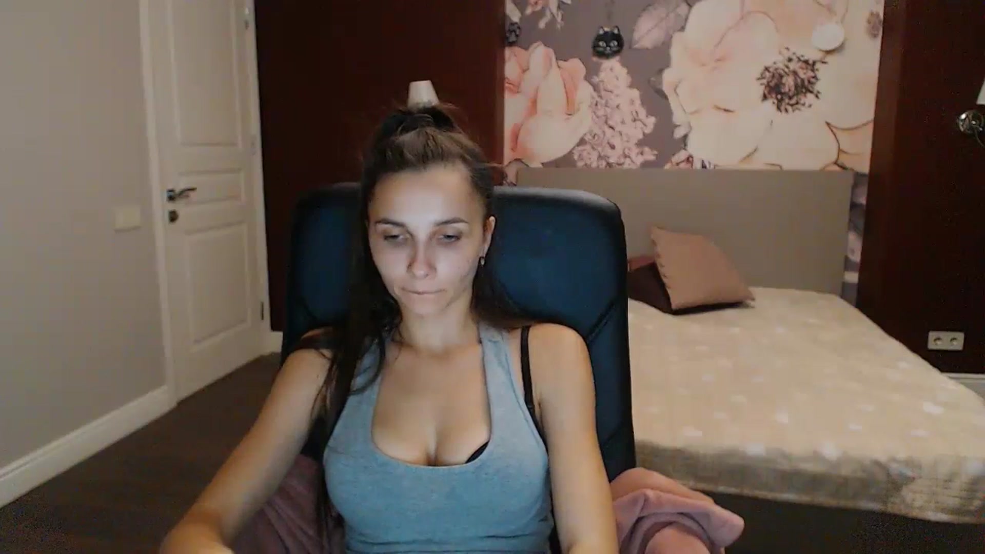 Gallery image thumbnail from Karina_Mils's myfreecams stream on, 10/13/2023, 16:56 image 18 of 20