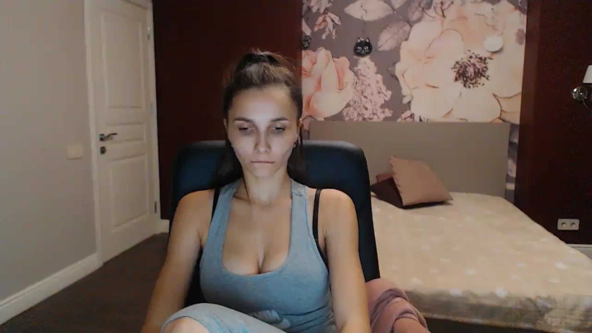 Gallery image thumbnail from Karina_Mils's myfreecams stream on, 10/13/2023, 19:12 image 9 of 20