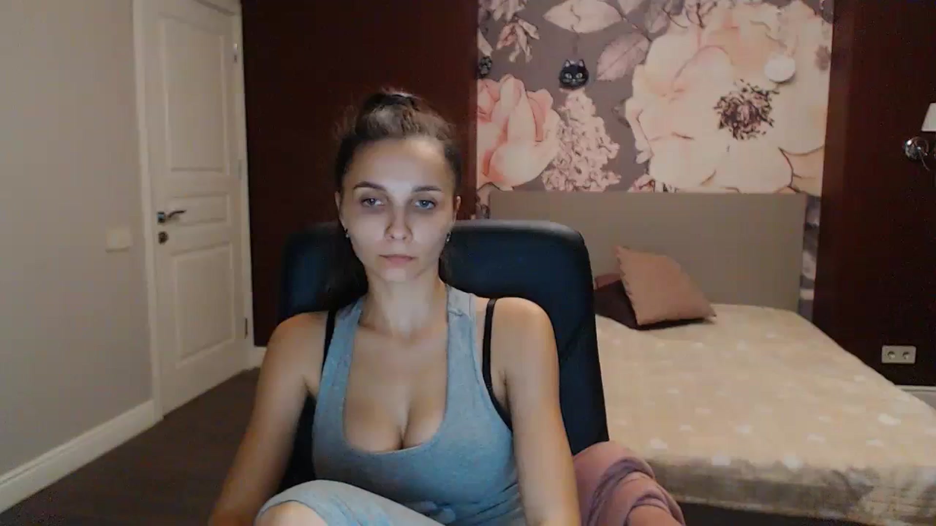 Gallery image thumbnail from Karina_Mils's myfreecams stream on, 10/13/2023, 19:12 image 14 of 20